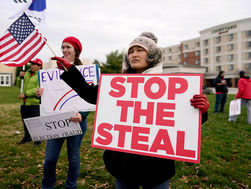 Những lỗ hổng trong nền dân chủ bị phơi bày qua Trump