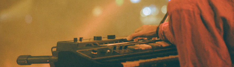 tecladista tocando em show musical