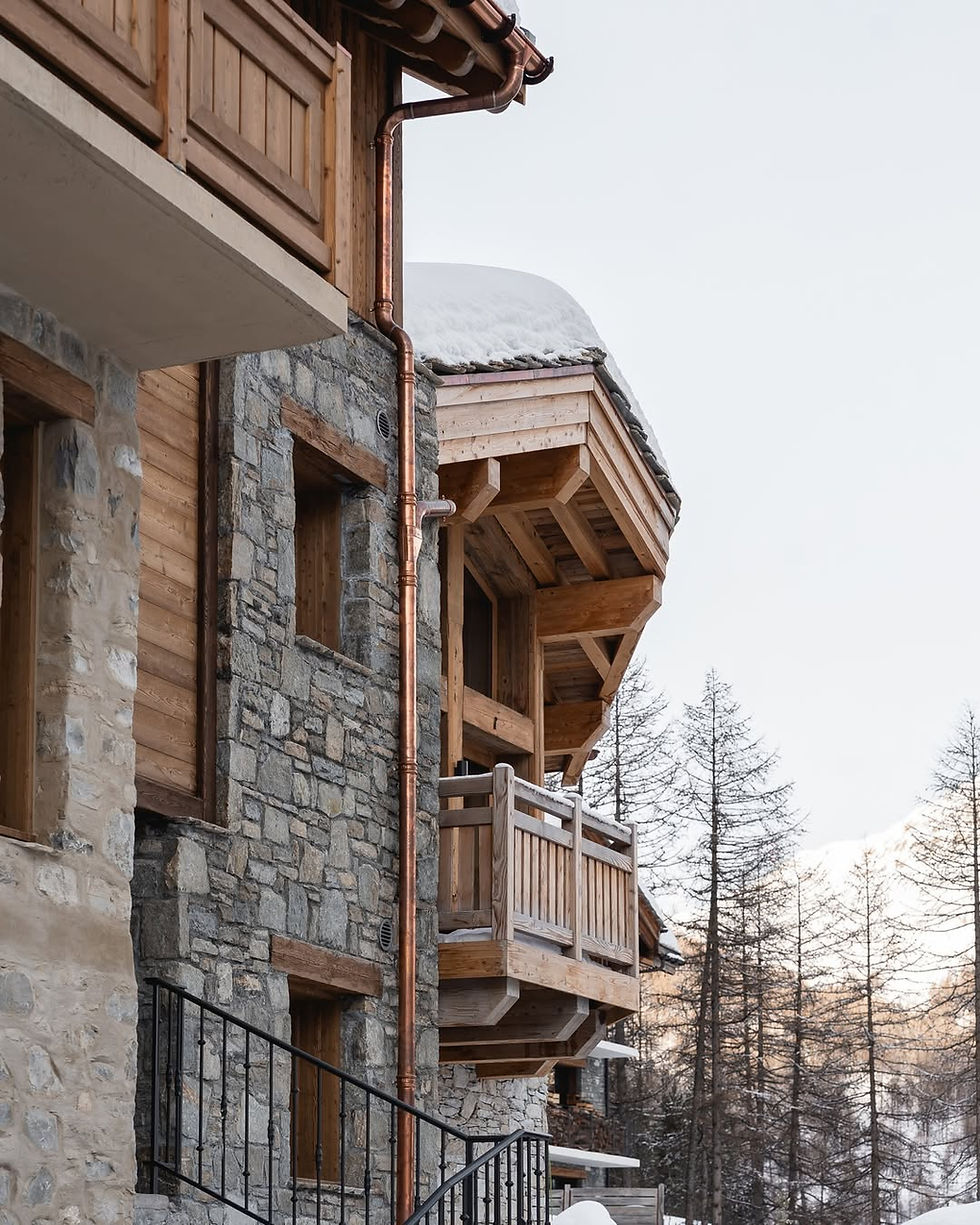 Détails de façade, où chaque élément raconte une histoire de précision et de style. Une si