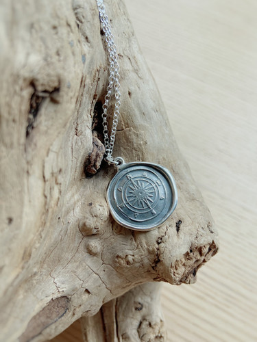 美品　vasco ANCHOR COMPASS NECKLACE SILVER Compass Rose Silver Necklace | Courage + Direction | Plum + Posey