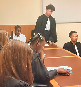 Elève qui joue le juge pendant un procès fictif