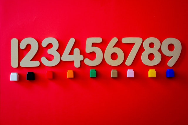 Serie di numeri con mattoncini colorati