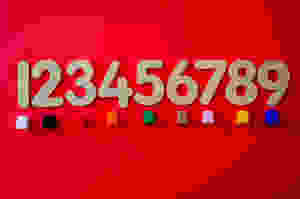Serie di numeri con mattoncini colorati