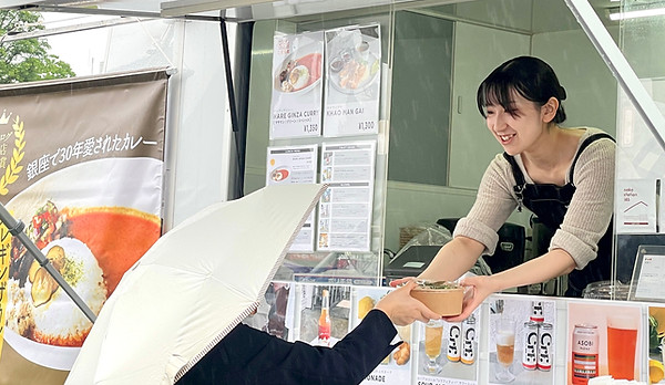 野外イベントでsokostation146のスタッフがコーヒーを提供している姿