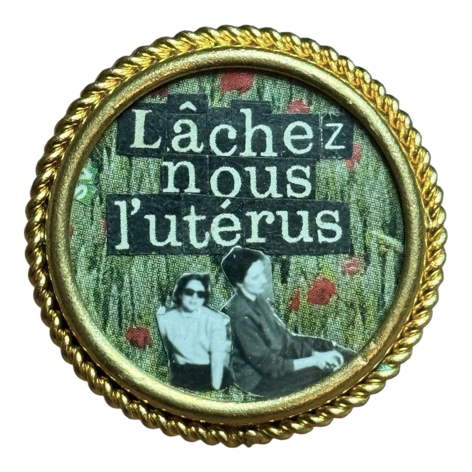 Broche « Lâchez nous l’utérus » en laiton