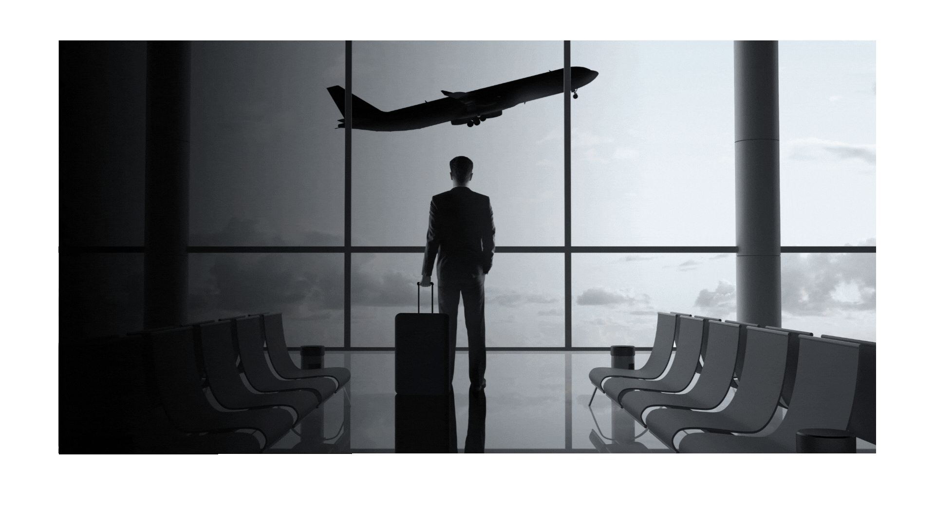 mulher sorrindo com um celular na mão ao lado de um homem que está de terno e braços cruzados. Atrás, uma foto de aeroporto