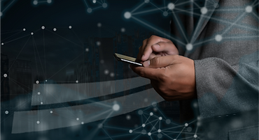 Um fundo tecnologico e uma mão segurando um celular