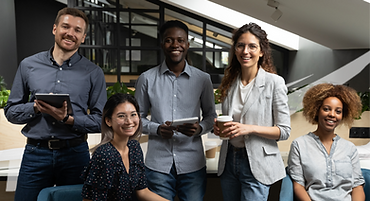 Colegas de trabalhos sorrindo e unidos
