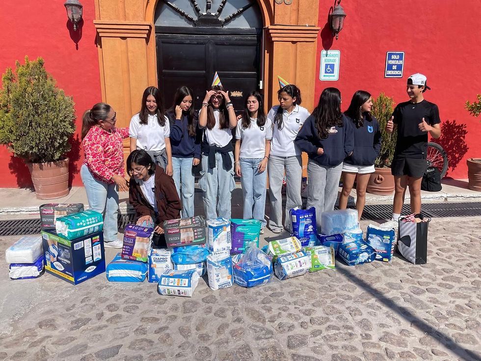 Alumnos de secundaria durante la entrega de donativos al asilo ALMA como parte del proyecto Visitas con Enfoque.