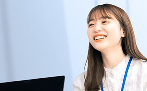 笑顔の新人社員