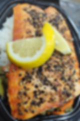 Lomo de salmón sellado a la pimienta con limón