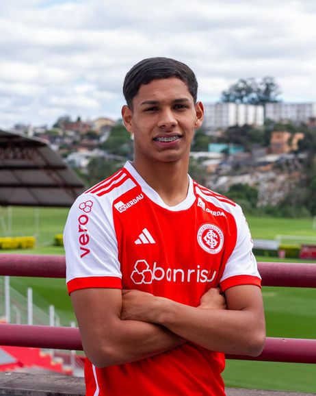 ogador de futebol profissional em campo durante partida.