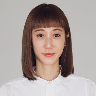 内田靖子