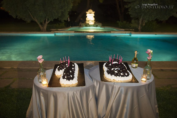 Immagine di una torta per una festa di diciotto anni a bordo piscina