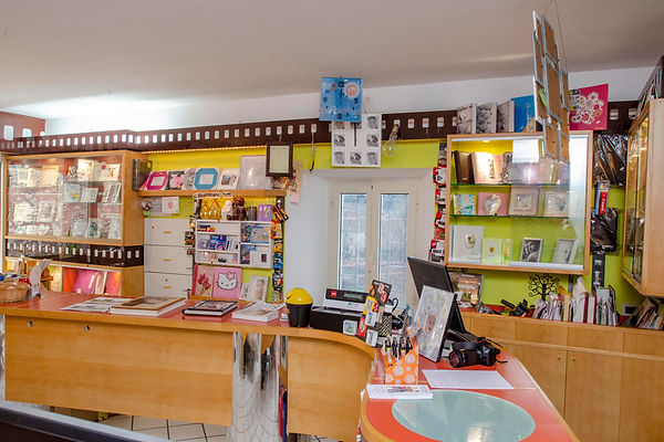 Foto di un negozio di un fotografo con esposizione di cornici e articoli da regalo