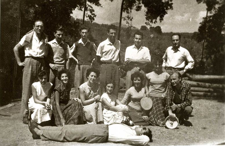 foto in bianco e nero di un gruppo di persone del secolo scorso