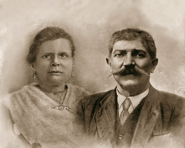 foto vintage ritoccata di un marito ed una moglie del secolo passato in bianco e nero