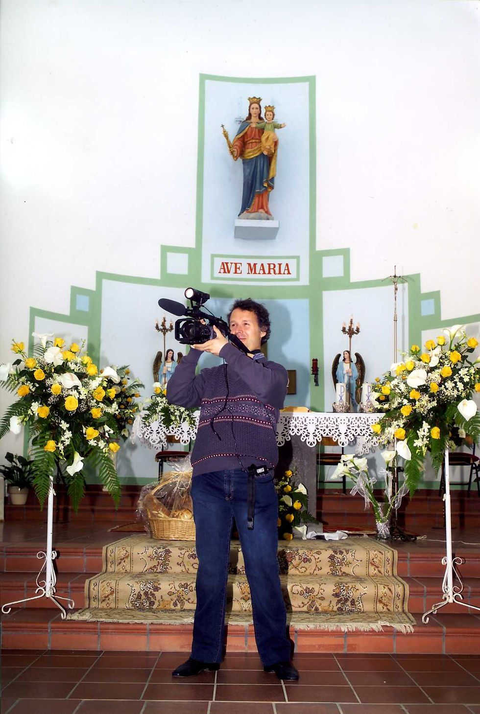 foto vintage di un fotografo in chiesa