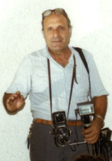 foto di un uomo con una vecchia macchina fotografica