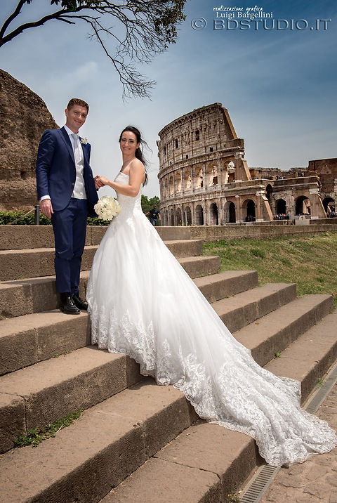 sposi su scalinata davanti al Colosseo