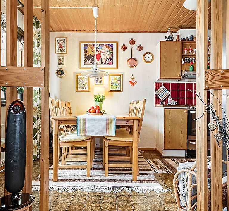 Snickare i Halmstad byggföretag i Halmstad 
ombyggnationer i Halmstad renoveringar i Halmstad altanbyggen, köksrenoveringar, badrumsrenoveringar, fönsterbyten, tilläggsisoleringar, takbyten, ommålning och målningsarbeten både invändigt och utvändigt, golvläggning 