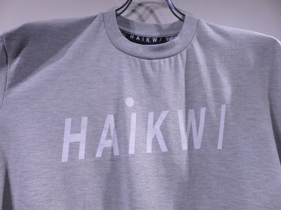 サムネイル： HAik ハイク　Tシャツ　カットソー　ロゴT　デザイン　半袖　カジュアル　モード　ミニマル　ファッション