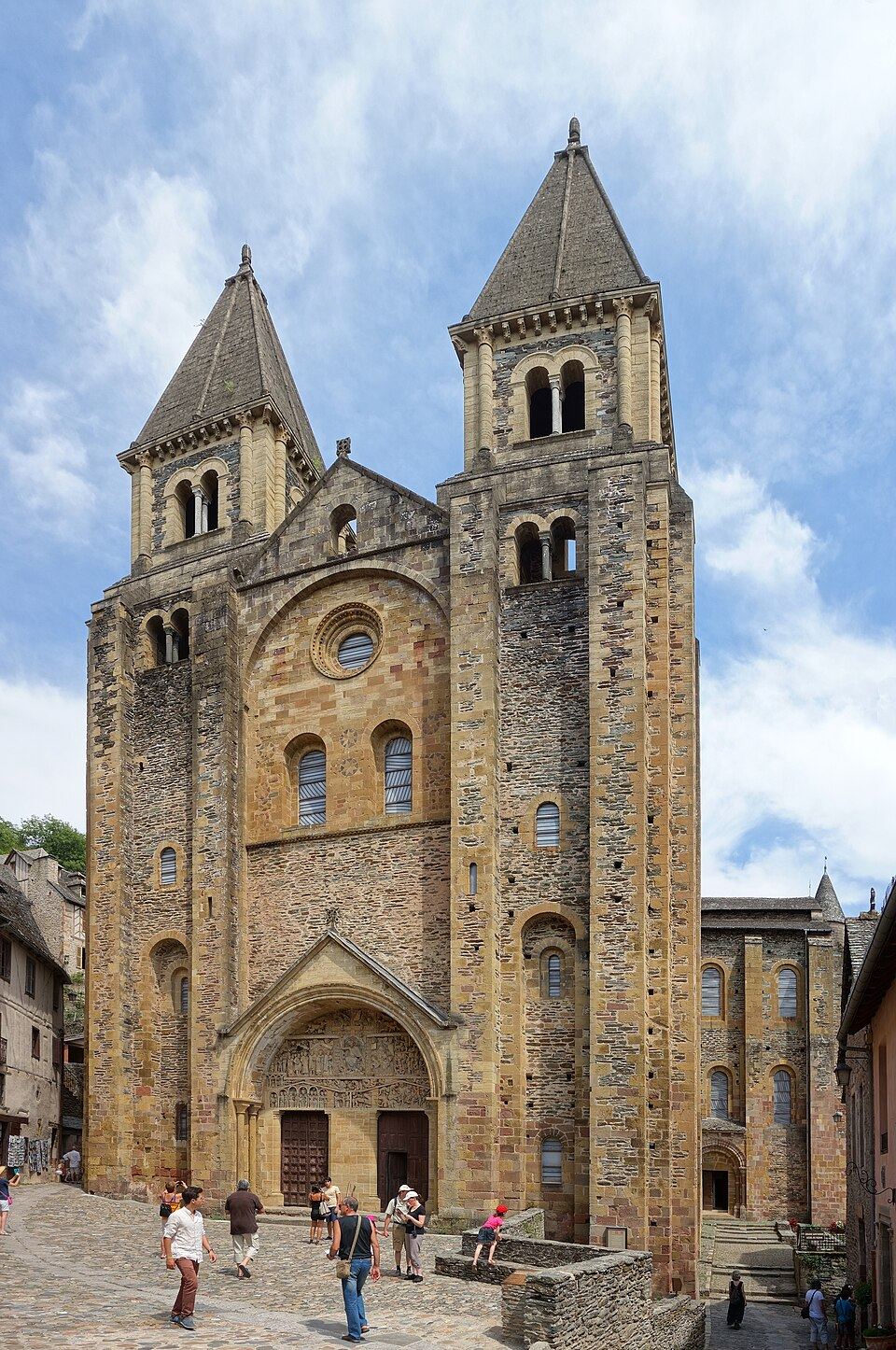 La façade de l’abbatiale de Sainte-Foy de ConquesSource : https://commons.wikimedia.org/wiki/File:Conques_eglise_face_ter.jpg