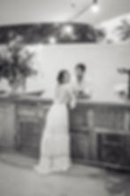 חתן וכלה על הבר של עדיה – רגע זוגי קליל בעיצוב ייחודי.