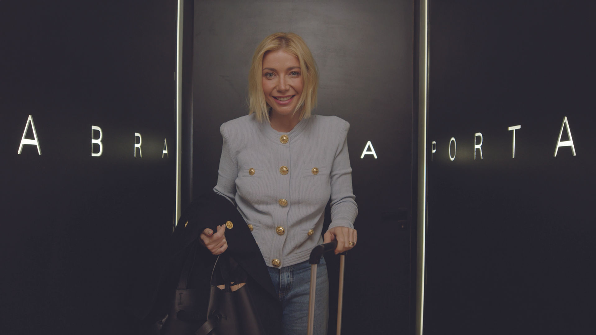 Propaganda de produto com entretenimento em reality com Luiza "Toma" Possi.