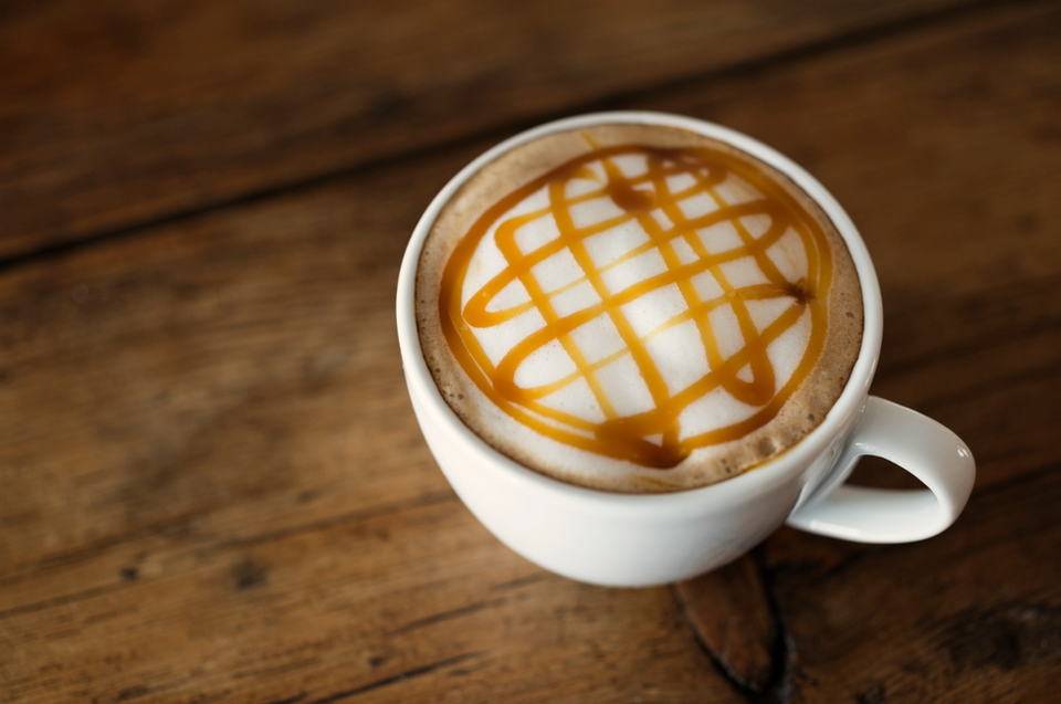 "Explora la dulce indulgencia con nuestro Caramel Cappuccino, una deliciosa creación que combina la riqueza del espresso con la suavidad de la leche vaporizada y un toque irresistible de caramelo. Este exquisito brebaje se presenta en una taza perfectamente elaborada, donde el café robusto se encuentra con la cremosa leche y se entrelaza con la dulzura seductora del caramelo. Cada sorbo de nuestro Caramel Cappuccino es una experiencia decadente que transforma tu paleta y eleva tu amor por el café a nuevas alturas. Sumérgete en la indulgencia y disfruta de la perfección en cada taza."