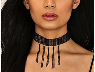Le collier choker est de retour!