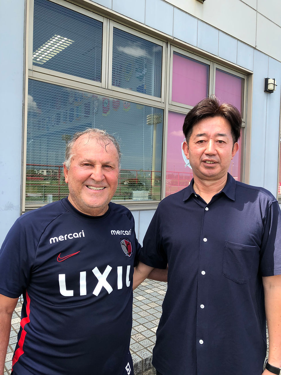 鹿島アントラーズでプレーした根岸誠一氏とジーコ氏の写真