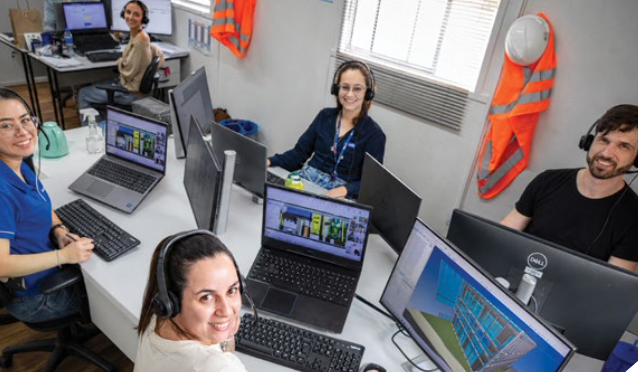 Equipe do Grupo HTB trabalhando de forma integrada