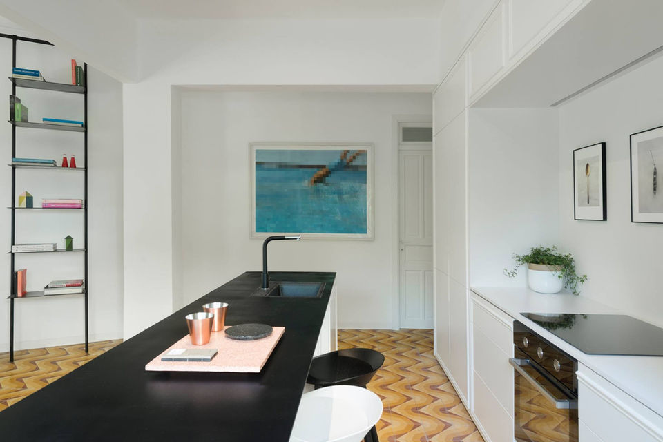 מטבח מינימליסטי עם משטח פח עוצב ע"י כרמית גת מעצבת פנים מומלצת בשרון ובמרכז לדירות יוקרה ובתים פרטיים