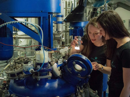 Laborleiterin und Expertin für anaerobe Mikroorganismen Andrea Böllmann und Ingenieurin für erneuerbare Energien Anja Kaul bei der Vorbereitung eines Reaktors im Rahmen eines Upscaling-Projekts.