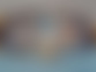 Vue de dessus de compléments alimentaires (gélules et comprimés) dans des contenants hexagonaux, entourés de myrtilles, graines et noix, illustrant des produits végétaux contenant de la berbérine.