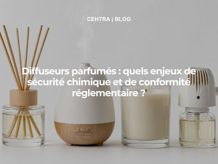 Visuel de couverture d’un article CEHTRA consacré aux diffuseurs parfumés. L’image présente plusieurs types de diffuseurs sur un fond beige : un diffuseur à bâtonnets, un diffuseur électrique produisant de la vapeur, une bougie parfumée et un diffuseur rechargeable. Le titre indique : « Diffuseurs parfumés : quels enjeux de sécurité chimique et de conformité réglementaire ? »