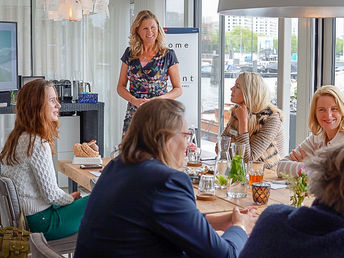 Saskia Verhaeren in gesprek tijdens een kleinschalige MT of bestuur sessie met deelnemers aan tafel