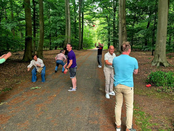 Team die in het bos aan het bewegen is tijdens een training van Groeibrein