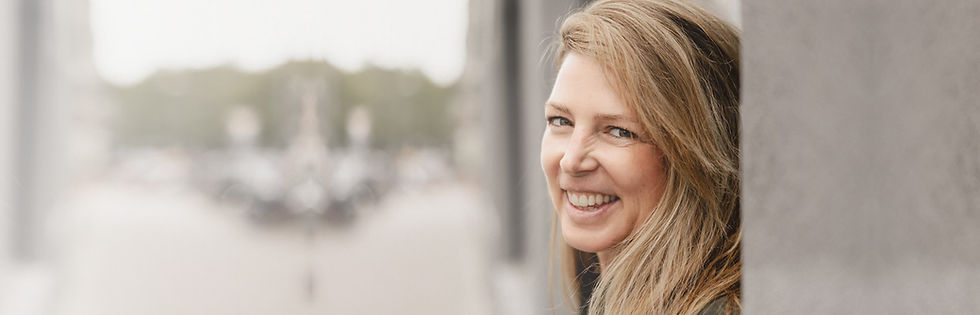 Psychotherapeutin Lilly Neuendorff Portrait, Blick in die Kamera lächelnd