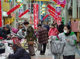 『夜店市』は昭和30年頃？昭和40年代以降は昼間の『赤札市』 『赤札市』はいつも満員御礼。