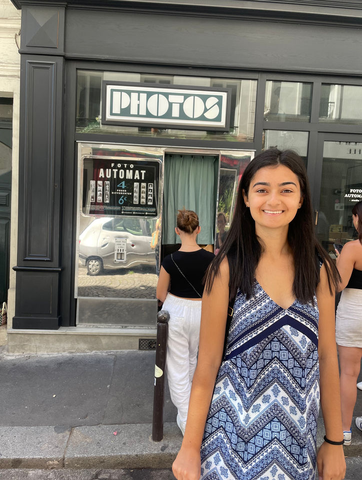 French teacher in Paris offering immersive walk and talk sessions for expats and travelers