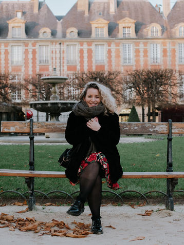 Outdoor French lesson along the Seine river in Paris — immersive language learning experience