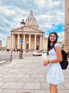 Walk and Talk French lesson in Paris — student and tutor conversing while strolling in Le Marais