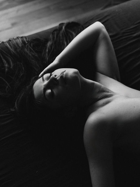 portrait noir et blanc femme dénudée