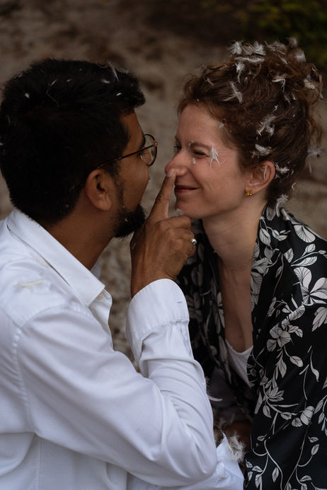 Shooting photo couple, jeu avec des plumes, Loiret