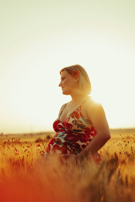Séance photo grossesse au milieu d'un champ de coquelicots