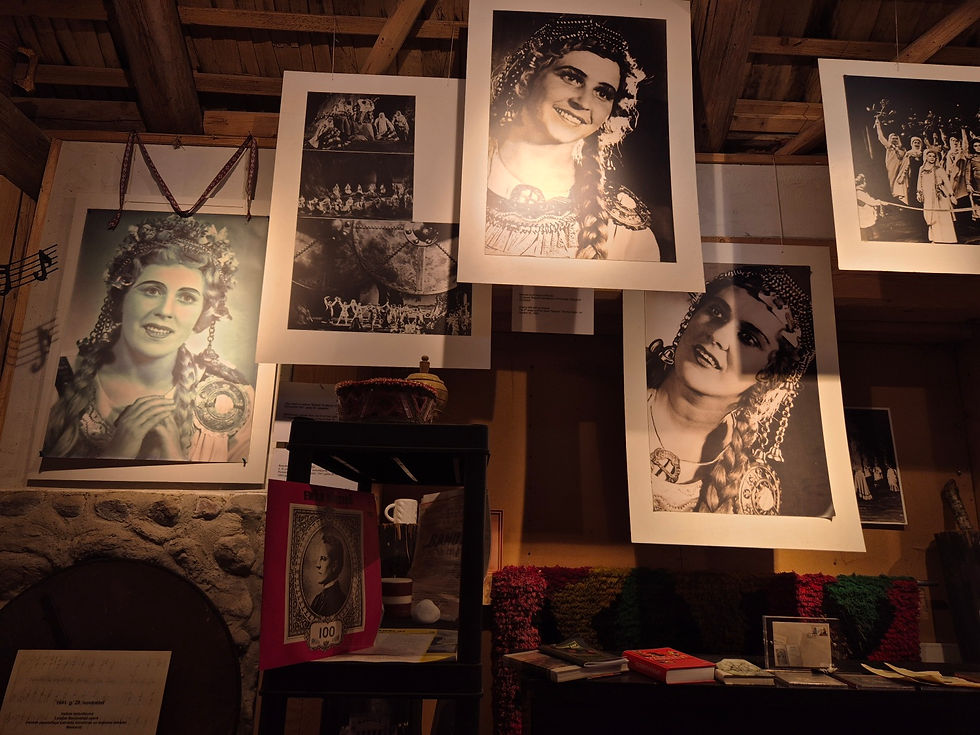 Operas tēli bijušajā krogā. Foto: Elvita Ruka.