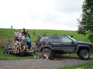 Talkotāji piekabē pēc koku stādīšanas