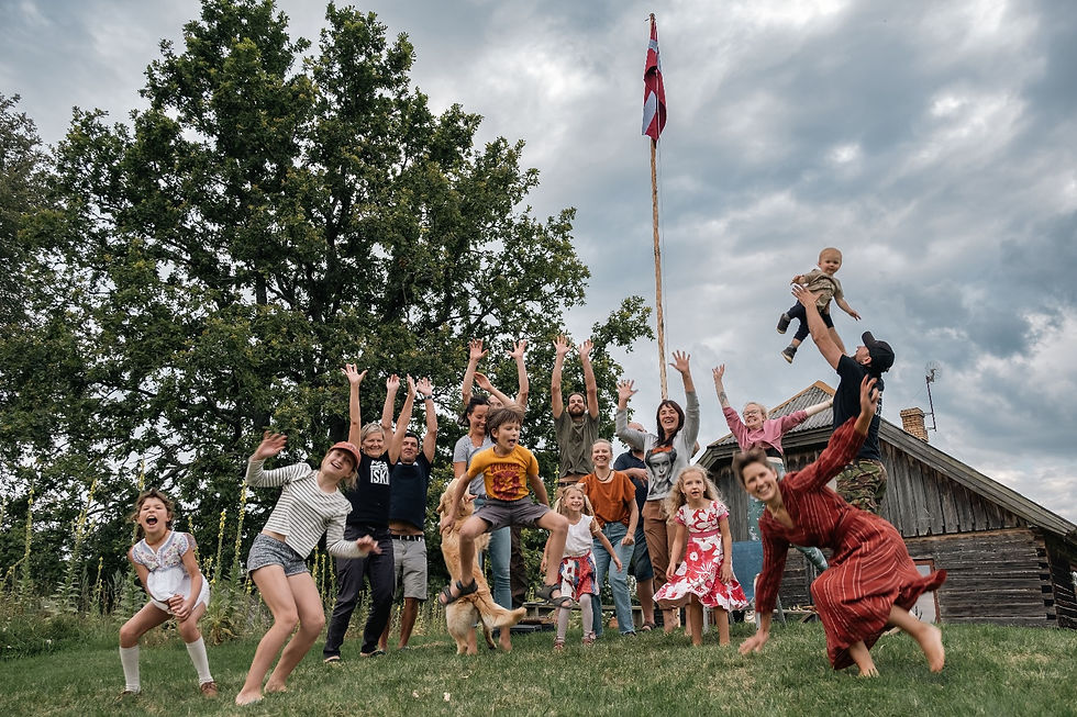 talkotāju kopbilde pie Latvijas karoga